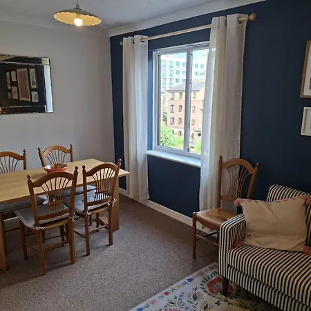 Tiffany Court By Cliftonvalley With Free Parking